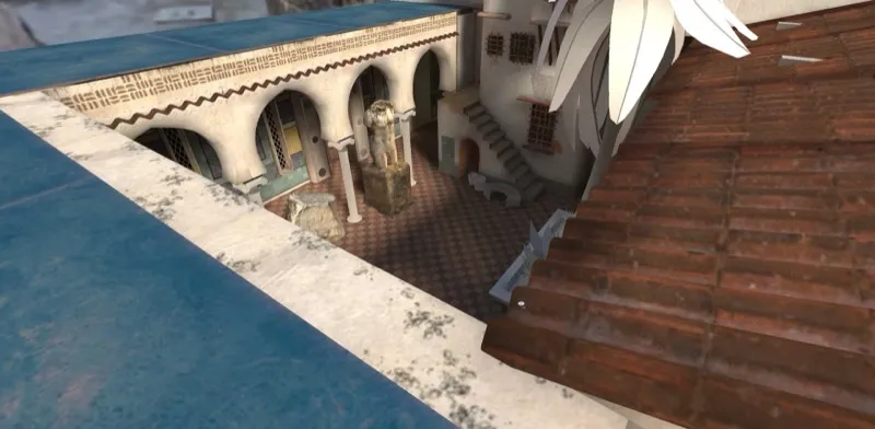 La cour du musée virtuel avec un bassin, des terrasses et un auvent sculpté